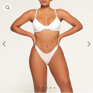 SKIMS Fits Everybody Plunge Bra in Marble